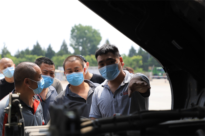 6月10日，順豐&奧鈴·首批醫藥冷鏈運輸車交車儀式在北京舉行，北京順豐醫藥華北區域車管經理張愛平、福田營銷總公司戰略客戶營銷公司高級經理周振華、福田奧鈴營銷公司價值客戶總監朱愷等領導出席了儀式。