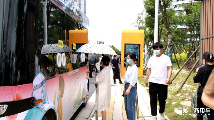 日前，東風悅享與譜尼醫學攜手打造的“Sharing-Bus無人駕駛核酸采集車”在武漢經開區軍山新城已經投入使用啦。