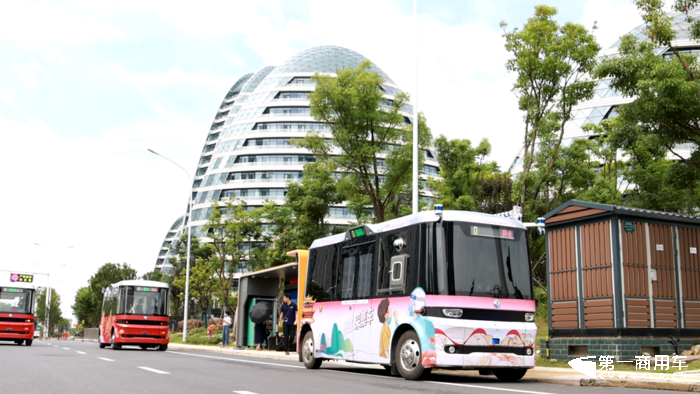 日前，東風悅享與譜尼醫學攜手打造的“Sharing-Bus無人駕駛核酸采集車”在武漢經開區軍山新城已經投入使用啦。