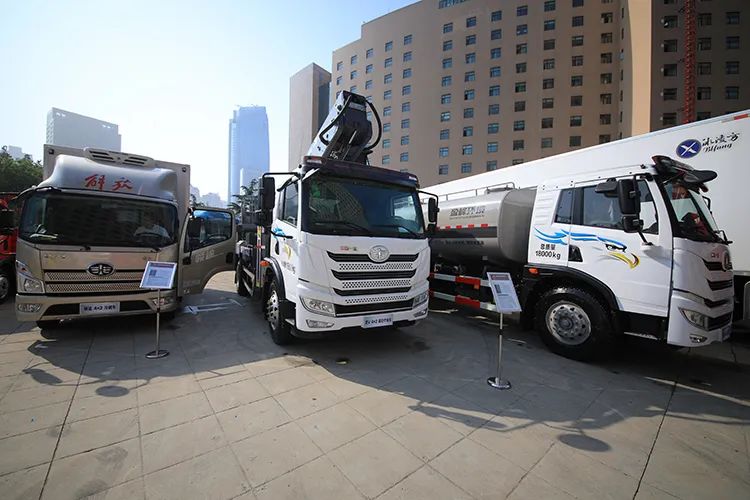 近日，為推動商用車消費市場加快恢復，由青島市工業和信息化局、市交通運輸局、市城市管理局、市機關事務服務中心共同主辦、一汽解放青汽承辦，青島市商用車供需對接大會，新車交付暨戰略合作簽約儀式舉辦，近百家企業共同參與，前期達成訂單超1200輛。