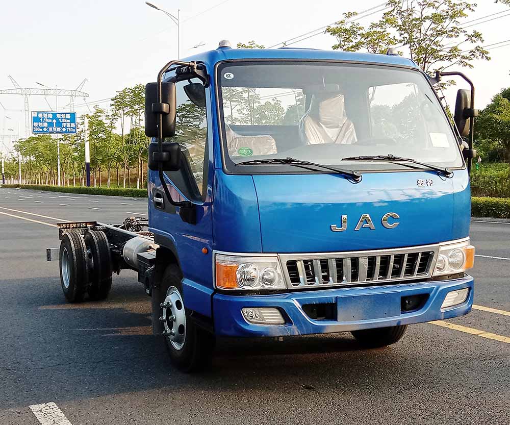 【第一商用車網 原創(chuàng)】或是受輕卡市場回暖不及預期，以及新能源車型沖擊和庫存車輛較多等因素的影響，在工信部發(fā)布的第359批新車申報公示中，傳統(tǒng)燃油藍牌輕卡底盤上榜數量低至10款。那么，在359批藍牌輕卡底盤的新車公示中，都呈現出哪些看點呢？請看第一商用車網的分析報道。