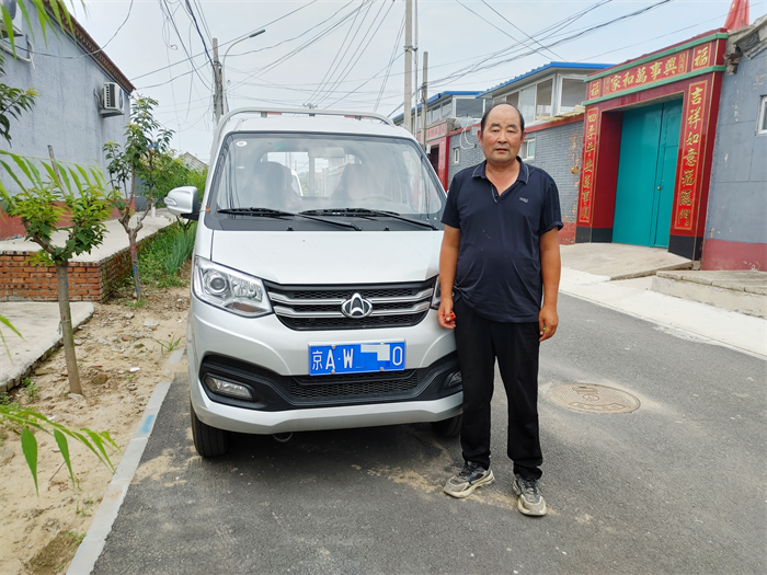 【第一商用車網(wǎng) 原創(chuàng)】從業(yè)40年，徐樹華鐘愛運輸行業(yè)，并將其作為自己的“終身行業(yè)”。40年來，他前前后后換過多輛車，不過，今年6月份在國六新規(guī)和市場新變化下，他毅然決然地再度選擇了長安跨越，這次的主角是跨越王X1微卡。