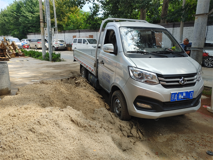 【第一商用車網(wǎng) 原創(chuàng)】從業(yè)40年，徐樹華鐘愛運輸行業(yè)，并將其作為自己的“終身行業(yè)”。40年來，他前前后后換過多輛車，不過，今年6月份在國六新規(guī)和市場新變化下，他毅然決然地再度選擇了長安跨越，這次的主角是跨越王X1微卡。