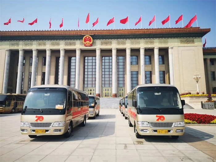 我國民族品牌正在隨著時代不斷崛起。宇通客車也在用實力和擔當在世界的舞臺上熠熠生輝，這背后是無數宇通人的砥礪奮進，是宇通精神內核的傳承。