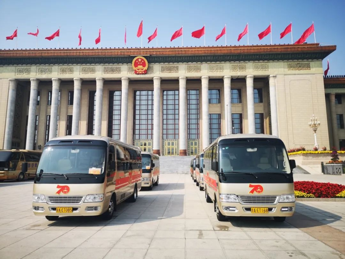 高端公商務(wù)客車作為接待、會(huì)議等高端出行市場(chǎng)的“金字塔尖兒”，卻長(zhǎng)期被合資品牌以及國(guó)外進(jìn)口車型壟斷，成為了中國(guó)客車一時(shí)間難以接近的“禁區(qū)”。這一現(xiàn)象在2015年隨著宇通高端公商務(wù)車——T7正式上市而被打破。