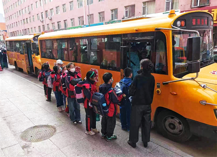 近日，60輛中通校車在美麗的公主嶺市正式投入運營，為當地更多學童的求學路保駕護航。