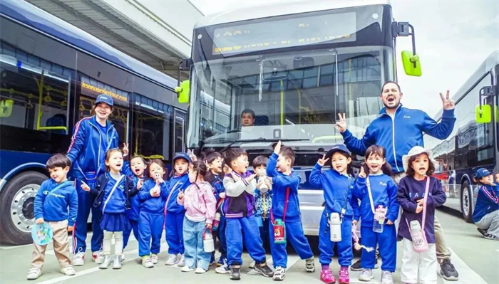 近日，中車電動下屬子公司——浙江電車上演了一堂看得見、摸得著的“公共交通及綠色出行”主題教育實踐課——綺朵KIDO幼兒園小朋友走進生產車間，了解新能源客車的生產過程，并試乘參觀了中車海外版C12。