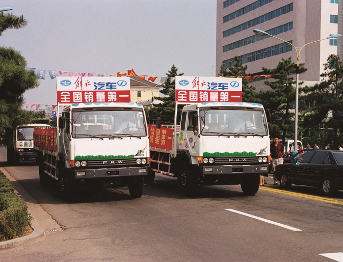 今天我們一同走近第三代解放卡車六平柴，走近它和中國人民的致富之路。