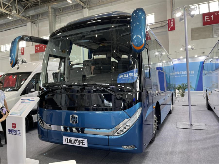 前不久進行的2023年道路運輸車輛展期間，“旅游客車創(chuàng)新產品獎”頒給了中通客車H9車型，或可作為其中代表。