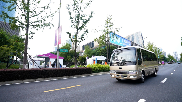 伴隨著盛會的開幕，以T7領銜的宇通高端智能車隊正式亮相，在這場凝聚中國智慧、創新之力的國際舞臺再展“中國智造”的風采。