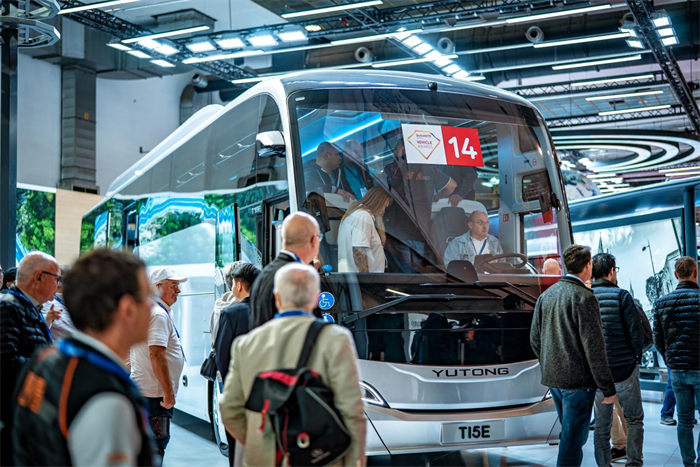 開幕首日，宇通T15E高端豪華純電動公路客車榮獲busworld設(shè)計獎和環(huán)保獎，是全場唯一獲獎的純電動公路車型，為中國客車品牌贏得了榮譽(yù)，該獎項從外觀設(shè)計、技術(shù)創(chuàng)新、環(huán)保等多個維度進(jìn)行綜合評定產(chǎn)生，宇通也成為本屆車展中唯一獲獎的中國品牌。