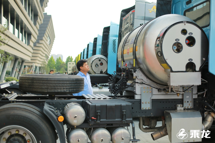 現場訂車466臺 乘龍H7大馬力LNG牽引車重磅上市5.png