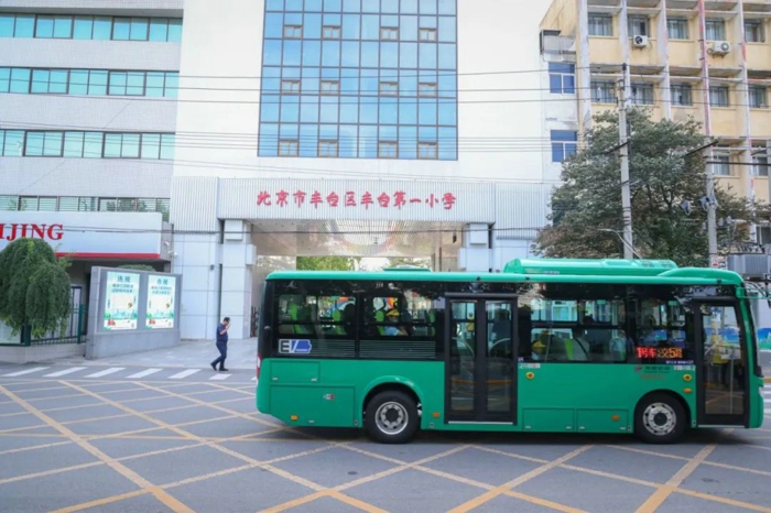 作為中國綠色客車創(chuàng)領(lǐng)者，福田歐輝行業(yè)首發(fā)、國內(nèi)首創(chuàng)通學(xué)公交車，并聯(lián)手北京公交在北京市率先交付運(yùn)營，形成中國首創(chuàng)的細(xì)分場景公交運(yùn)營體系，用科技溫暖莘莘學(xué)子通學(xué)之路。