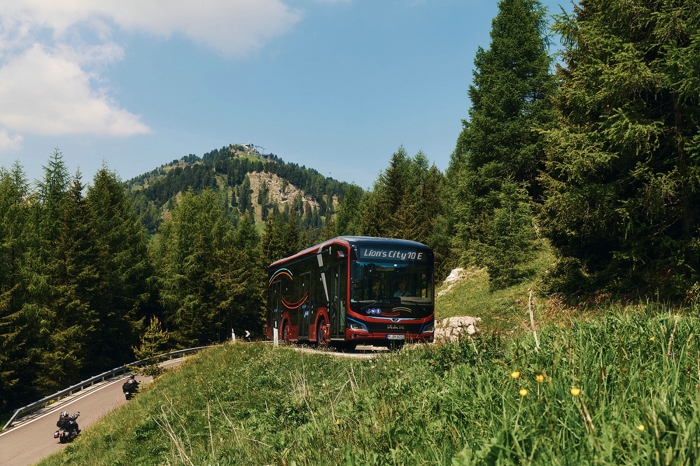 時隔四年，布魯塞爾客車展Busworld再次重磅回歸，曼恩商用車帶來了多款NEOPLAN創新型巴士及智能化車載服務，進一步優化道路運輸解決方案。