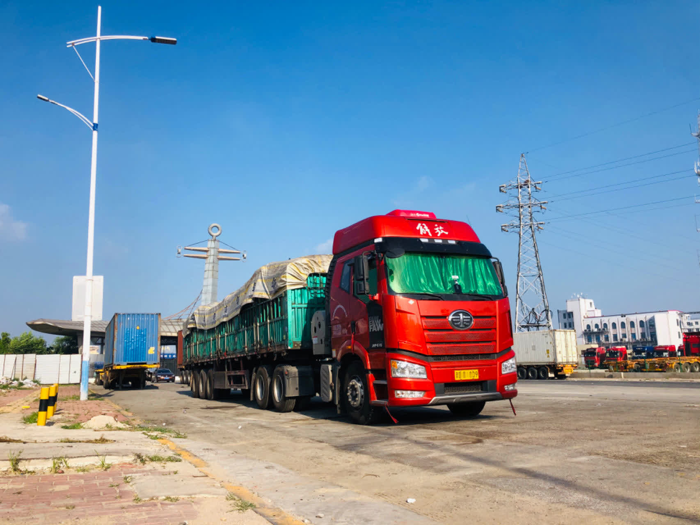 【第一商用車網 原創】“車多貨少、柴油價格持續走高，再這樣堅持下去肯定是入不敷出。還好在今年初我更換了一汽解放J6P LNG經典版車型，這輛車動力足、氣耗低，屬實成為我的最佳搭檔。”