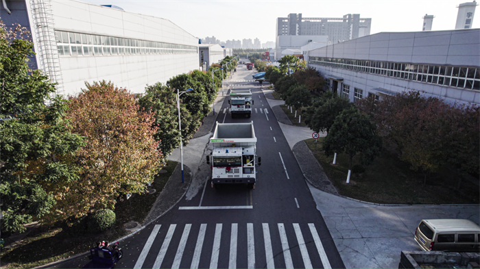 日前，首批宇通純電無人駕駛礦卡正式發運泰國，交付泰國最大的水泥企業，正式拉開了宇通純電無人駕駛礦卡闊步走向海外的序幕。這批車輛將為海外綠色智慧礦山建設注入強勁勢能，也再次為中國制造走向世界寫下生動的注腳。