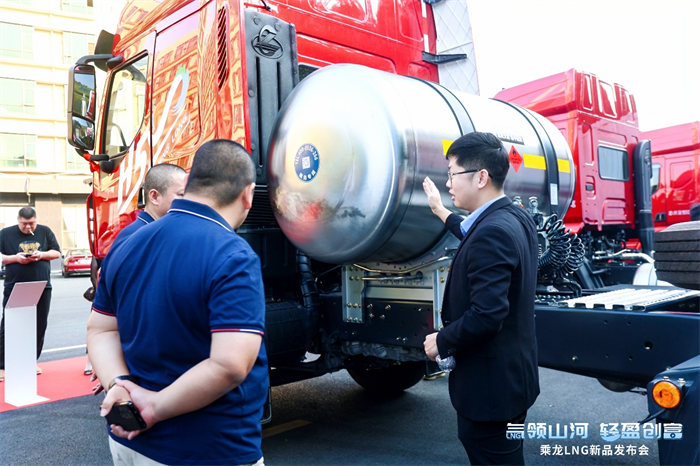 近日，有著“中國汽車市場發展風向標”之稱的廣州車展臨近收官，新能源汽車無疑是本屆廣州車展的“主角”，自主品牌實力出圈，更多新車型同臺競技、大放異彩，汽車市場已經進入新時代高質量發展的快車道。