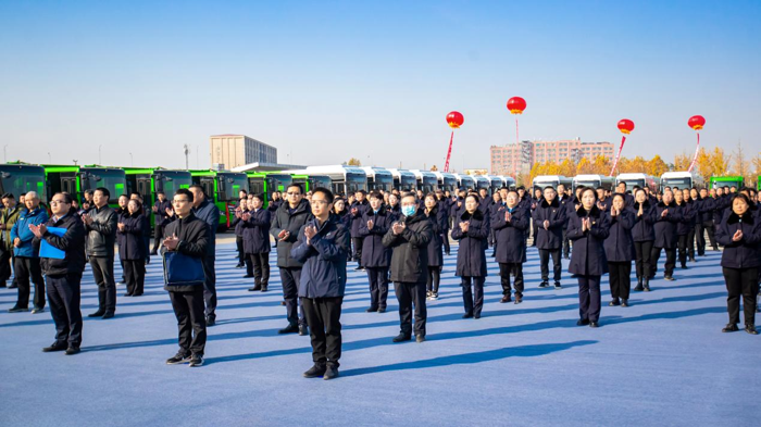 2023年11月28日，鄭州市100輛公交車(chē)交付暨第1300輛氫燃料電池車(chē)輛運(yùn)營(yíng)啟動(dòng)儀式隆重舉行。