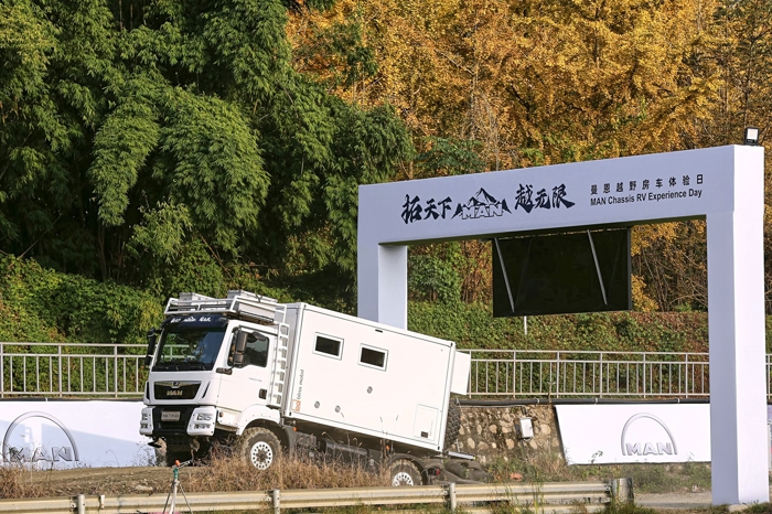 近日，曼恩越野房車體驗日正式在成都拉開序幕，此次活動以“拓天下 越無限”為主題，通過強大的產品矩陣與真實的試乘試駕等方式，為廣大參與者打造一場硬派體驗之旅，共同領略曼恩高品質的底盤產品與服務。