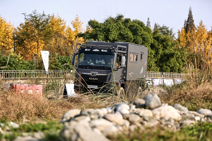 近日，曼恩越野房車體驗日正式在成都拉開序幕，此次活動以“拓天下 越無限”為主題，通過強大的產品矩陣與真實的試乘試駕等方式，為廣大參與者打造一場硬派體驗之旅，共同領略曼恩高品質的底盤產品與服務。