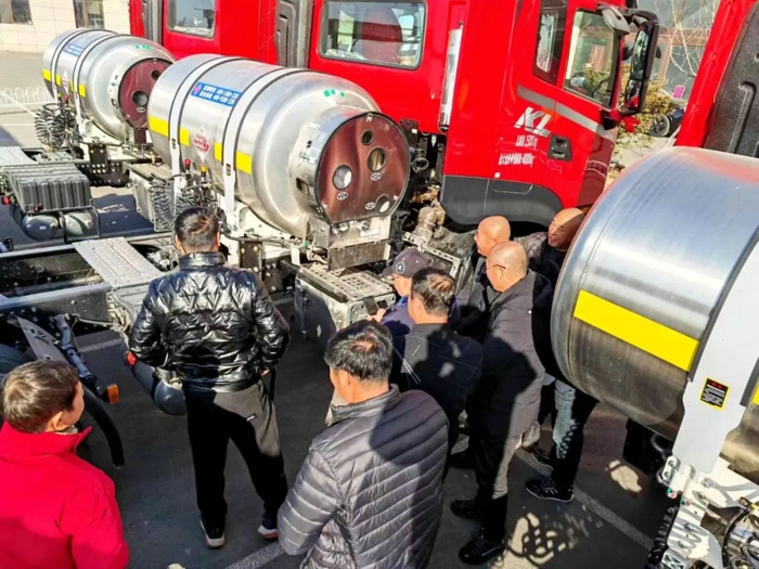 12月3日，東風商用車黑吉遼商代處攜手海城藝馳汽車銷售服務有限公司（以下簡稱：海城藝馳）向遼寧鞍山TS物流一次性交付13輛龍擎DGi480燃氣車，打響了“振興東北”的第一槍。