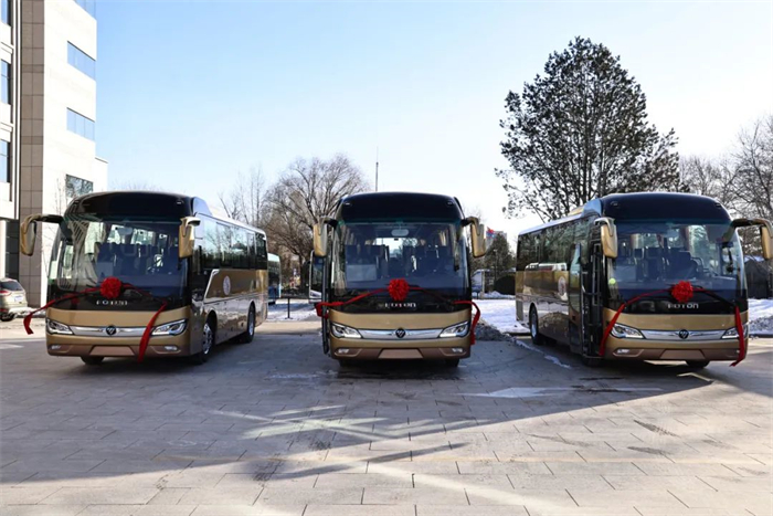 12月19日，福田歐輝BJ6906城間客車批量交付黃山市海富旅游汽車有限公司，不僅為游客帶來(lái)了更加便捷、安全、舒適的出行體驗(yàn)，也為當(dāng)?shù)芈糜慰瓦\(yùn)高質(zhì)量發(fā)展注入了新的活力。