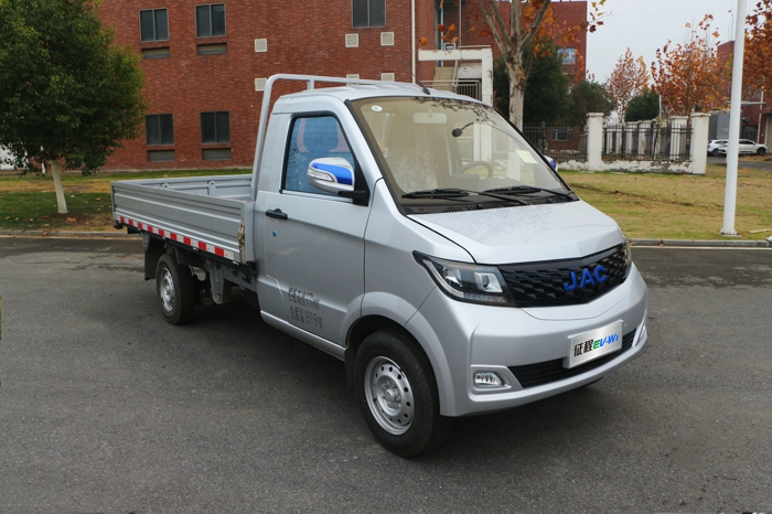 江淮汽車深刻洞察末端物流場景，推出征程EV-W1純電大微卡，滿足蔬菜水果、五金建材、日用百貨、快遞快運、服裝批發、城市搬家等等諸多應用場景，為用戶不斷帶來更多元化、更優質的新選擇。