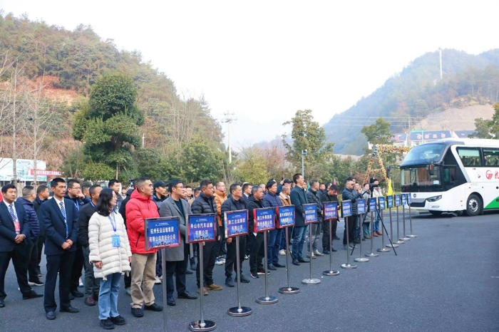 比理論、賽技術、拼安全、搏降耗，試煉駕駛員職業技能，比拼駕駛車輛綜合性能！2024年1月9日-11日，浙江省 “中通杯”營運客車駕駛員技術比武在淳安千島湖成功舉行。