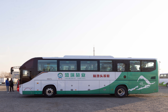 1月11日 ，甘肅盛瑞旅業&福田歐輝批量旅游客車交付儀式在北京昌平舉行。福田歐輝明星產品BJ6122批量交付，有力助推甘肅盛瑞旅業客運服務實力提升，進一步鞏固其在四川、青海、寧夏、甘肅等地區旅游市場中的競爭優勢。