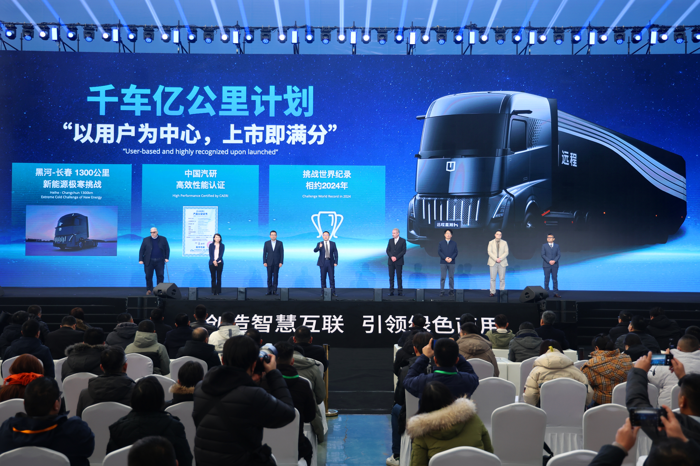 【第一商用車網 原創】2023年12月，各主流重卡品牌紛紛迎來一年中最重要的時刻，年終總結以及對新一年的目標規劃，都吸引著市場及行業的高度關注。那么，在主流重卡品牌商務年會的傳播之外，各家企業還有哪些動作？展望2024，各大品牌又將如何布局？請看第一商用車網的分析報道。