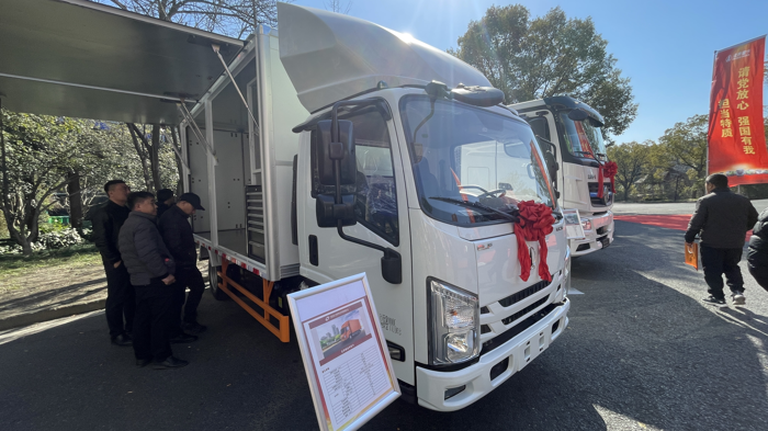 【第一商用車網 原創】近日，北奔重汽牽手商用車后市場領軍企業高山集團，就2000輛訂單首批交付300輛道路救援服務輕卡舉行了簽約儀式，除了為道路救援力量壯大了聲勢，更重要的是，拉開了北奔重汽在中輕卡業務板塊的序幕。