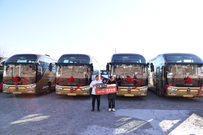 近日，樂清暢捷 & 福田歐輝批量旅游客車交付儀式在北京舉行。福田歐輝向樂清暢捷旅游客運有限公司批量交付BJ6132旅游大巴，彰顯了福田歐輝品智客車的強大競爭優勢。