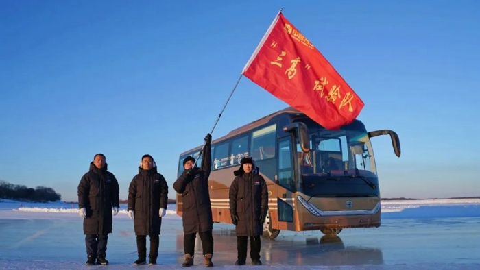 天寒地凍，他們又出征了！近日，中通客車“三高”試驗團隊再度征戰最低氣溫-40℃的中國黑河汽車寒區試驗基地，展開為期45天的高寒試驗測試。