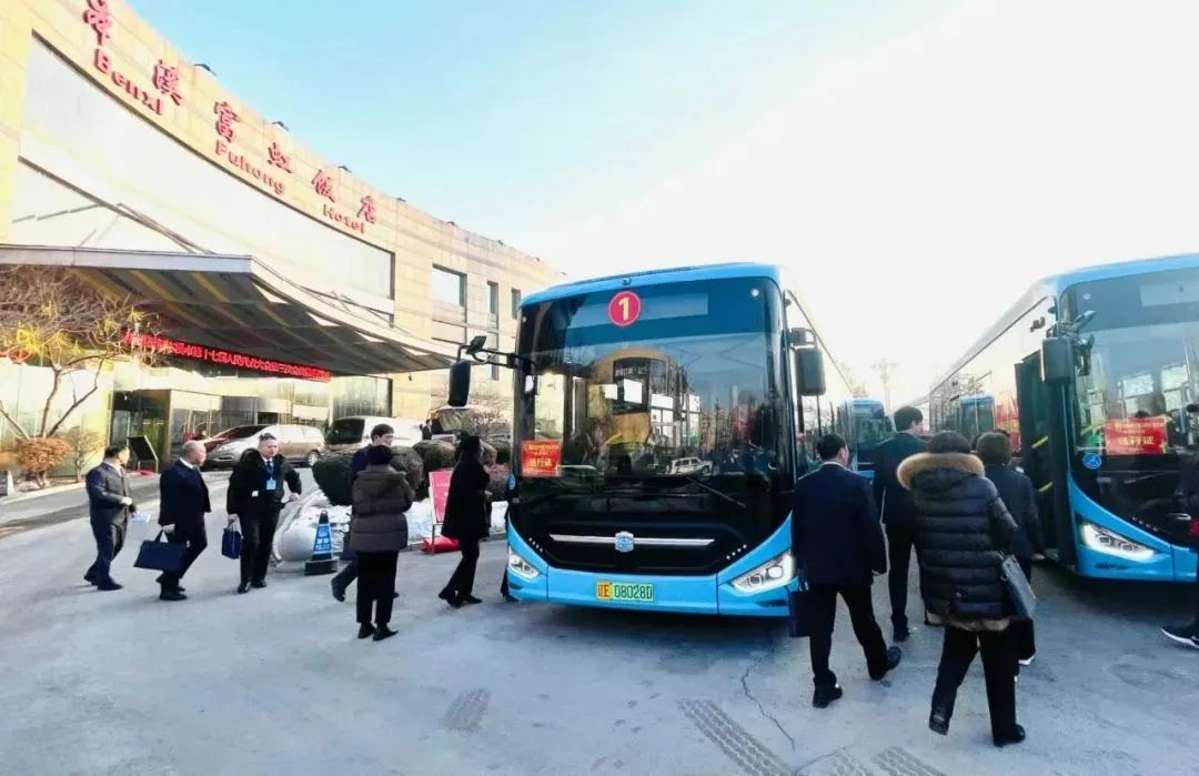 近日，45輛中通純電動客車在遼寧本溪正式上線運營，助力本溪市公交系統率先達到省內年度更新新能源和清潔能源公交車輛100%的總體目標要求，實現了清潔能源公交車全域覆蓋。