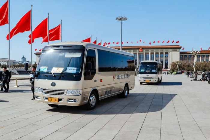 作為全國(guó)兩會(huì)的“常駐代表”，宇通客車全面開啟“兩會(huì)模式”，為確保盛會(huì)期間服務(wù)保障工作的萬(wàn)無(wú)一失，宇通客車高位謀劃、高標(biāo)部署，提早進(jìn)入了“實(shí)戰(zhàn)狀態(tài)”，充分彰顯履職風(fēng)采和擔(dān)當(dāng)。