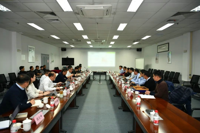東風(fēng)商用車與中聯(lián)重科進行戰(zhàn)略合作研討.jpg