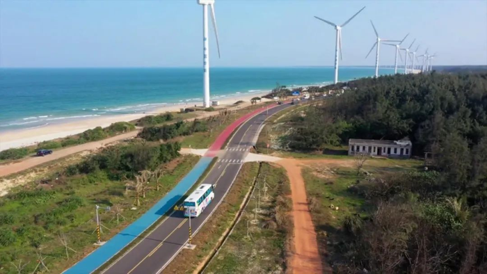 “你透過車窗看風景，山川湖海也在看你”、“等風來不如追風去”、“我們出發了，海南環島公路旅行記”、“快來乘坐大巴去旅行”……2024，想去哪里旅游？不妨來一趟海南，體驗不一樣的旅行。2月21日，首條海南環島旅游公路觀光巴士專線的正式開通運營，在國內掀起一番熱潮，吸引全國游客紛紛前往打卡。