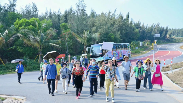 “你透過車窗看風景，山川湖海也在看你”、“等風來不如追風去”、“我們出發了，海南環島公路旅行記”、“快來乘坐大巴去旅行”……2024，想去哪里旅游？不妨來一趟海南，體驗不一樣的旅行。2月21日，首條海南環島旅游公路觀光巴士專線的正式開通運營，在國內掀起一番熱潮，吸引全國游客紛紛前往打卡。