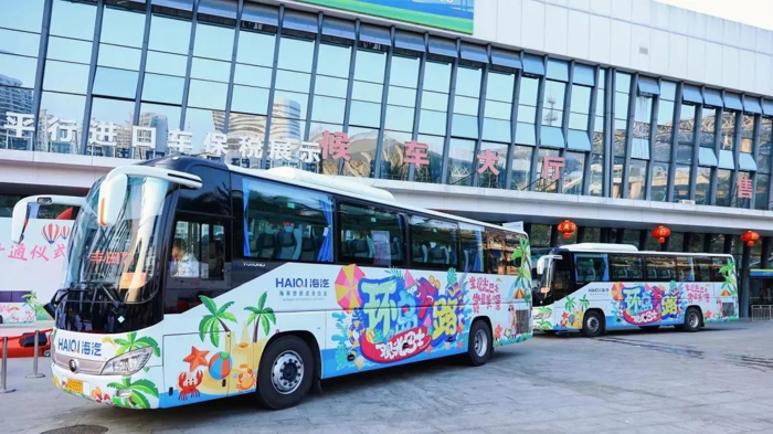 “你透過車窗看風(fēng)景，山川湖海也在看你”、“等風(fēng)來不如追風(fēng)去”、“我們出發(fā)了，海南環(huán)島公路旅行記”、“快來乘坐大巴去旅行”……2024，想去哪里旅游？不妨來一趟海南，體驗(yàn)不一樣的旅行。2月21日，首條海南環(huán)島旅游公路觀光巴士專線的正式開通運(yùn)營(yíng)，在國(guó)內(nèi)掀起一番熱潮，吸引全國(guó)游客紛紛前往打卡。