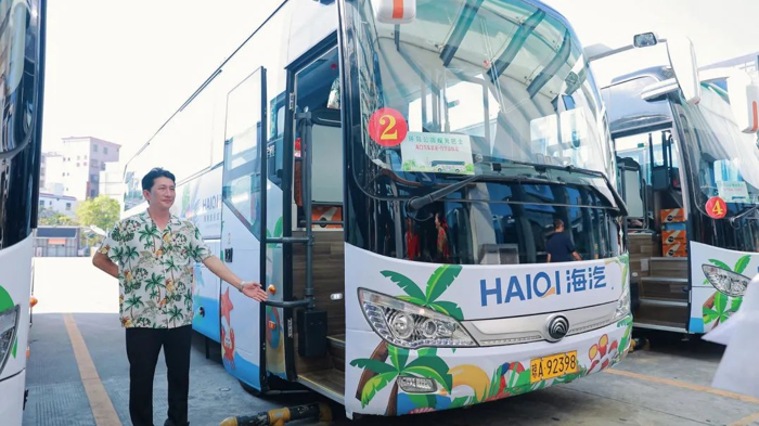 “你透過車窗看風景，山川湖海也在看你”、“等風來不如追風去”、“我們出發了，海南環島公路旅行記”、“快來乘坐大巴去旅行”……2024，想去哪里旅游？不妨來一趟海南，體驗不一樣的旅行。2月21日，首條海南環島旅游公路觀光巴士專線的正式開通運營，在國內掀起一番熱潮，吸引全國游客紛紛前往打卡。