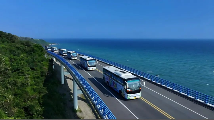 “你透過車窗看風景，山川湖海也在看你”、“等風來不如追風去”、“我們出發了，海南環島公路旅行記”、“快來乘坐大巴去旅行”……2024，想去哪里旅游？不妨來一趟海南，體驗不一樣的旅行。2月21日，首條海南環島旅游公路觀光巴士專線的正式開通運營，在國內掀起一番熱潮，吸引全國游客紛紛前往打卡。