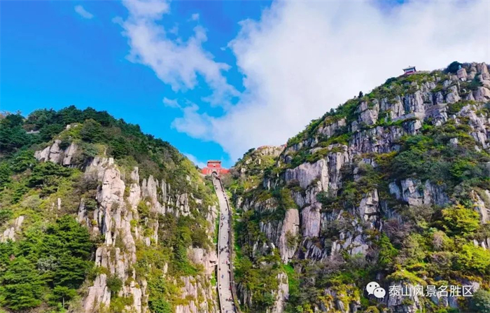 近日，中通客車新一批純電動(dòng)景區(qū)定制客車成功交付泰山景區(qū)客運(yùn)，再次推動(dòng)了泰山景區(qū)客運(yùn)交通定制化、電動(dòng)化進(jìn)程，為全國(guó)景區(qū)客運(yùn)的轉(zhuǎn)型發(fā)展樹立了樣板工程。