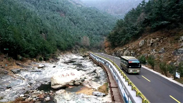 近日，中通客車新一批純電動景區定制客車成功交付泰山景區客運，再次推動了泰山景區客運交通定制化、電動化進程，為全國景區客運的轉型發展樹立了樣板工程。