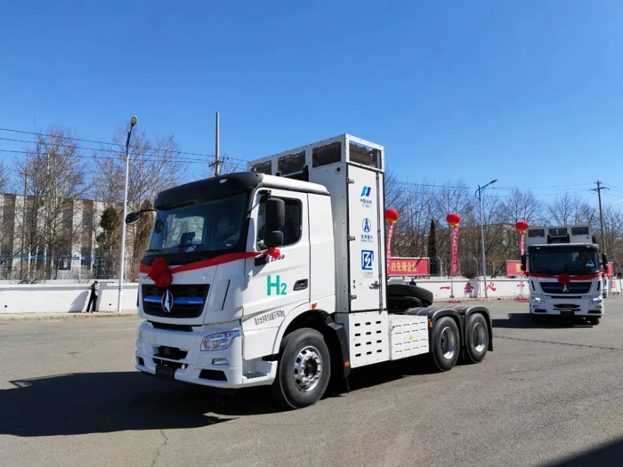 3月19日，內蒙古自治區“風光氫儲車”產業生態鏈啟動暨氫能源車輛交車和氫能儲運工程研究中心揭牌儀式，在包頭市北奔重型汽車集團有限公司（下稱“北奔重汽”）舉辦，首批由北奔重汽開發、搭載重塑能源燃料電池系統的49T氫能重卡，正式交付華電內蒙古能源有限公司投入使用。