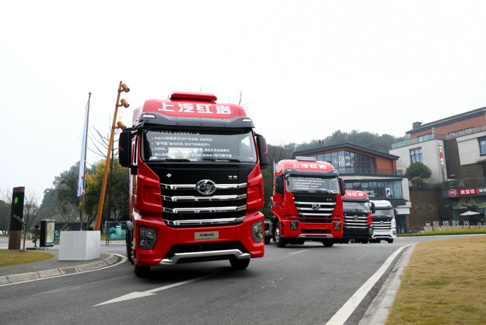 【第一商用車網(wǎng) 原創(chuàng)】2月份，國內(nèi)重卡市場終端需求繼續(xù)疲軟，加上春節(jié)假期影響，2月份重卡整體實銷僅有2.65萬輛，出現(xiàn)環(huán)比、同比雙降，牽引車市場也毫無疑問地同步出現(xiàn)下滑，牽引車市場長達(dá)13個月的連增勢頭也就此終結(jié)。