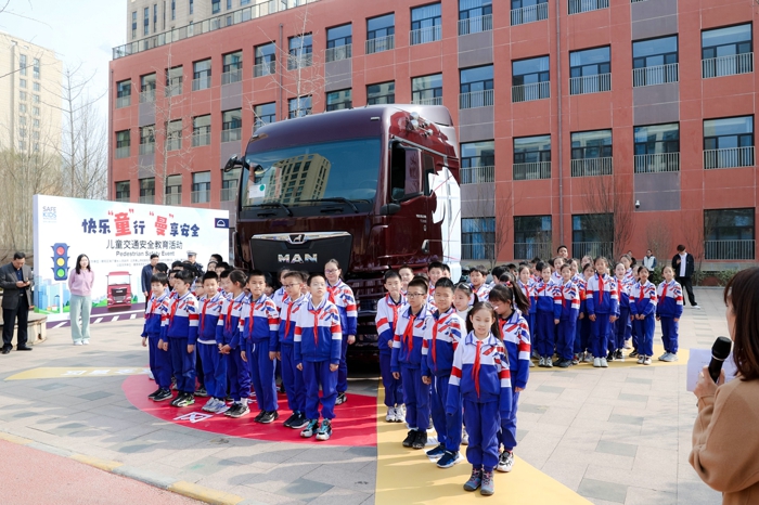 3月25日，即第二十九個全國中小學生安全教育日，值此契機，曼恩商用車中國攜手全球兒童安全組織（Safe Kids Worldwide），發起了兒童交通安全教育活動，為北京景山學校朝陽學校的學生們帶來生動、實用的交通安全知識課堂與戶外體驗。