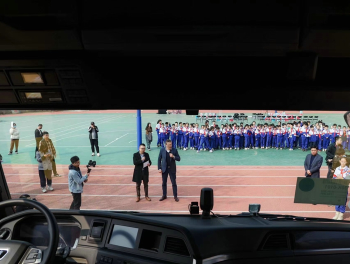 3月25日，即第二十九個全國中小學生安全教育日，值此契機，曼恩商用車中國攜手全球兒童安全組織（Safe Kids Worldwide），發起了兒童交通安全教育活動，為北京景山學校朝陽學校的學生們帶來生動、實用的交通安全知識課堂與戶外體驗。