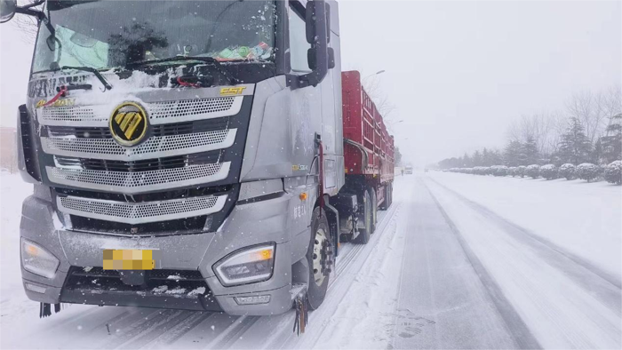 在貨運這條充滿艱辛與挑戰的道路上，一輛可靠耐用的車輛是卡友們賺錢養家的得力助手，更是他們迎風破浪、砥礪前行的堅實后盾。然而，面對油氣價差的持續擴大和日益嚴峻的市場環境，越來越多的卡友將目光投向了天然氣重卡。