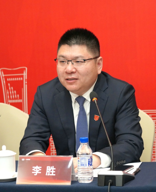 【第一商用車網 原創】3月30日，一汽解放集團股份有限公司發布2023 年年度報告。年報顯示，2023年，一汽解放實現營收639.05億元，同比增長66.71%，實現歸母凈利潤7.63億元，同比增長107.66%，在資本市場上交出了一份亮眼的年度成績單。一汽解放是如何實現這樣亮眼的成績？對于已走完1/4的2024年，一汽解放的機會又在哪里？