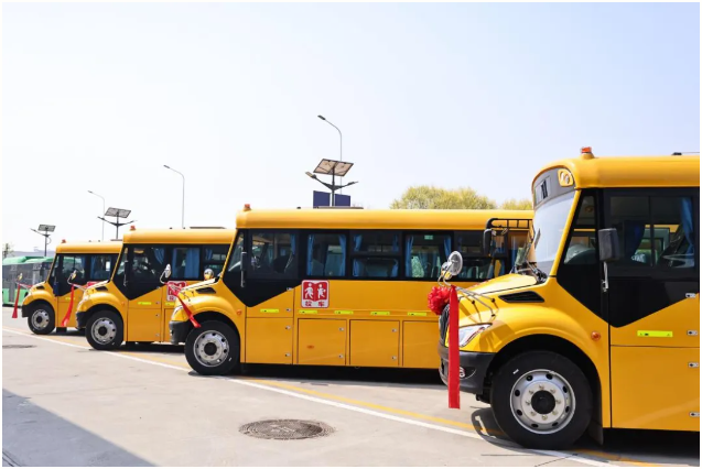 4月11日，日喀則生康利民校車&福田歐輝交付儀式在北京昌平隆重舉行，歐輝BJ6996健康校車批量交付。據(jù)了解，福田歐輝與日喀則市生康利民校車有限責(zé)任公司已達(dá)成多次合作，再次攜手前行充分體現(xiàn)了日喀則市生康利民校車對福田歐輝產(chǎn)品和服務(wù)的高度認(rèn)可